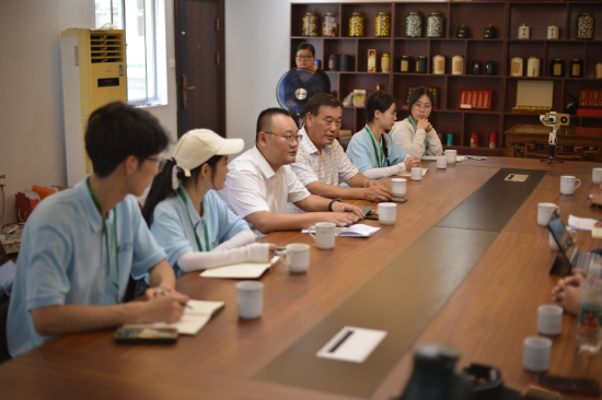 &nbsp;图3 球川镇党委副书记寇恺（左3）与“水与争锋”暑期社会实践小分队交流座谈